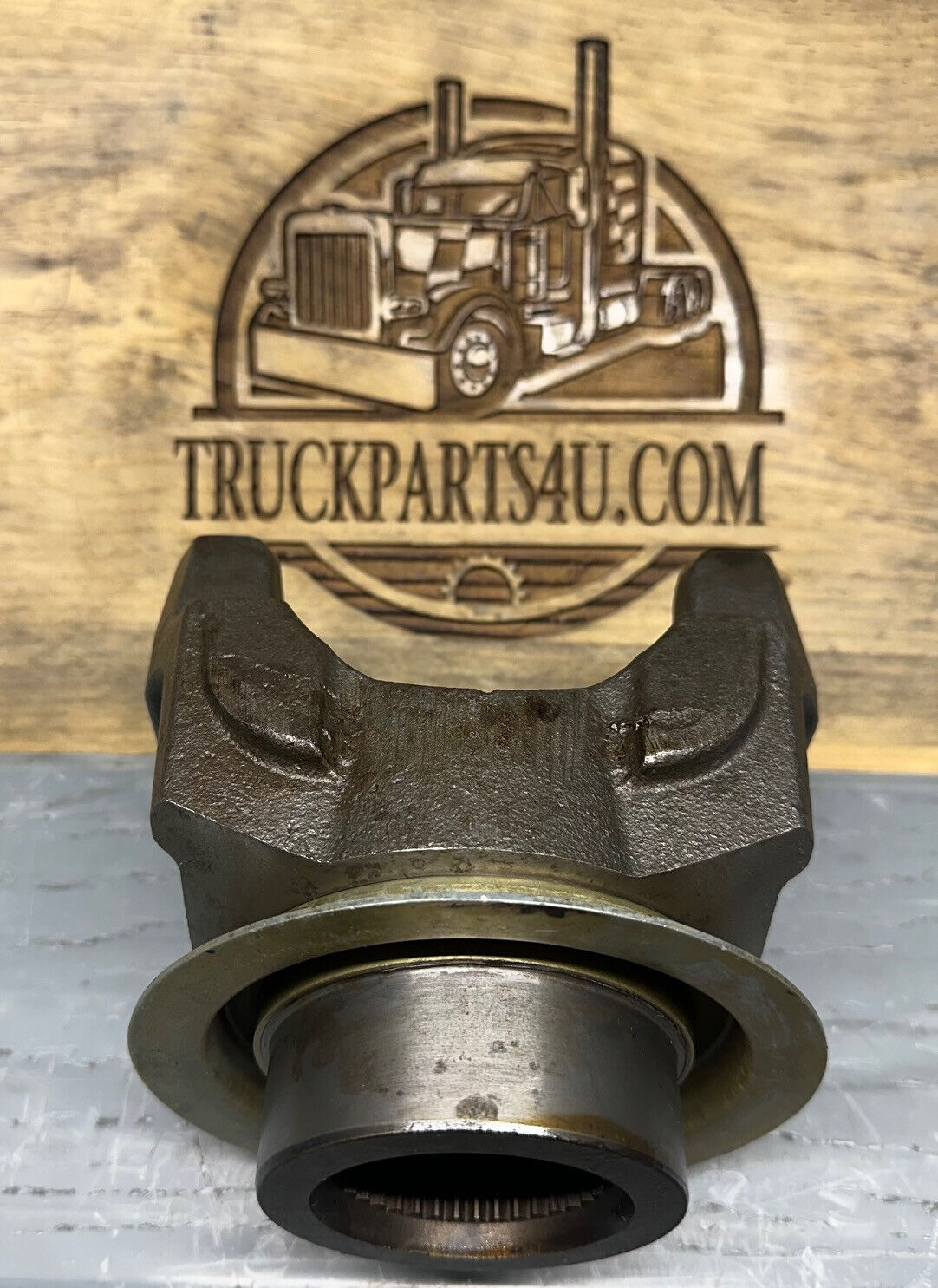 90-4-251-1X SPL90 series end yoke, fits 90-4-241-1 and 100-4-1431-1X, aftermarket